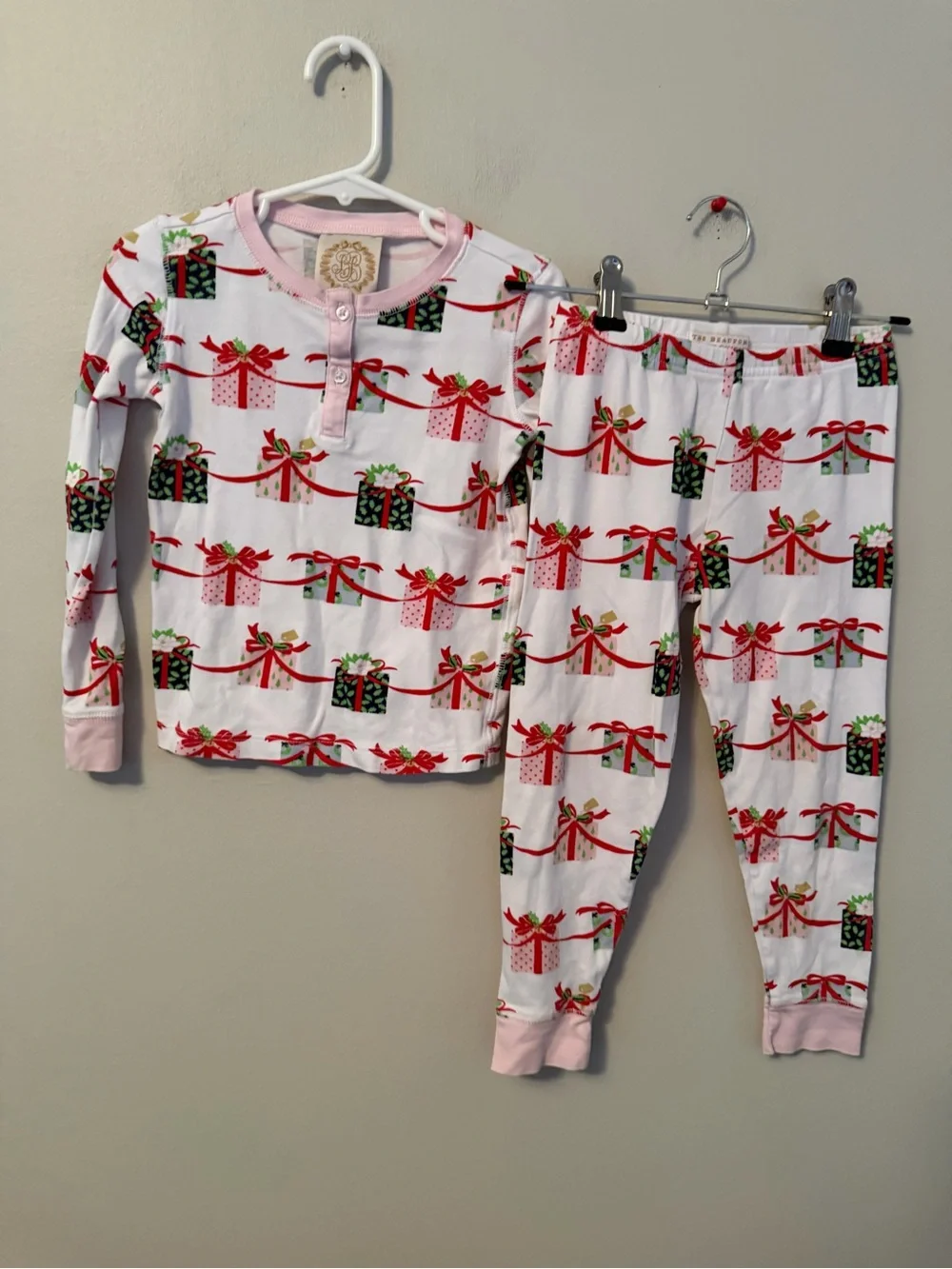 The Beaufort Bonnet Company White & Pink Holiday Gift Print Pajama Set